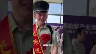 男生退伍后在车站见到家人，敬礼后瞬间泪目，网友：看得我也热泪盈眶 #shots