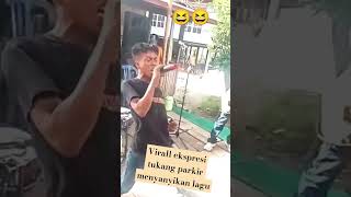 Penuh penjiwaan ketika tukang parkir ini menyanyikan lagu#bikin ngakak#viral#fyp