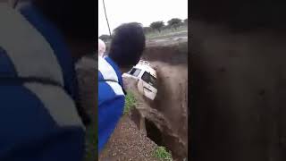 汽车卡在洪水里用绳子救人The car got stuck in the flood and roped to save lives