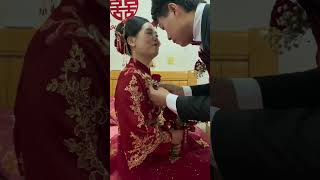 新娘出嫁佩戴胸花新娘的表情默默含情愛意滿滿的真美！ #最美的新娘 #新娘佩戴胸花 #新娘默默含情