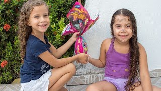 A MENINA ABANDONADA GANHA OVO DE PÁSCOA