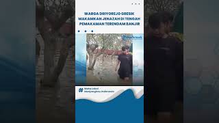 Viral Video Warga Driyorejo Gresik Makamkan Jenazah di Tengah Pemakaman yang Terendam Banjir