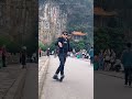 street dance 年轻帅哥和美女街头一起跳舞，路人纷纷跟着音乐一起摇摆起来 street dance 机械舞