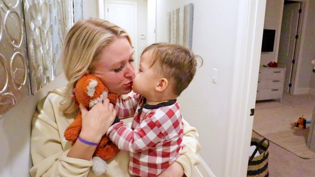 Baby S First Time Kissing Mom Youtube