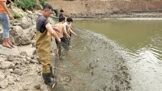 老林赶野 老林清理鱼塘，村里的小朋友过来帮忙抓鱼，场面热闹