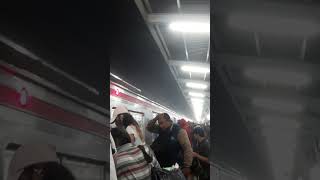 Momen hujan di stasiun tebet tapi penumpang penuh