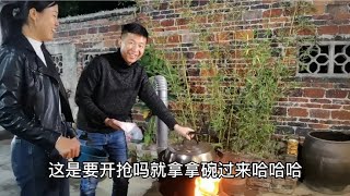 小闲农和苹果妹给来做客的朋友，感受农村小院美食夜生活，太爱了【小闲农】