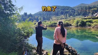 两夫妻骑行贵州旅行，到乡村露营去钓鱼，没想到还钓到螃蟹和鱼