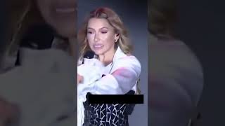 Hadise, fotoğrafçı alttan çekim yapıyor diye konsere ara veriyor