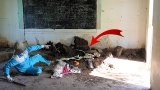 What's Hiding in an Old School? The Secret of a Skeleton Hidden for a Long Time | Clean Up Free