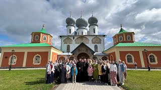 Обитель Пресвятой Богородицы. Паломники Спасо-Преображенского собора в Тихвинском монастыре