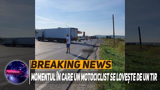 Momentul în care un motociclist se lovește de un TIR