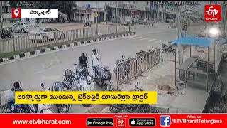 డ్రైవర్ లేకుండానే రోడ్డుపై ట్రాక్టర్ పరుగులు..| Tractor Runs On The Road Without A Driver In Medak