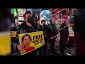 နယူးယောက်မြို့ times square တွင်ကျင်းပသည့် စစ်အာဏာသိမ်းမှု ၁ နှစ်ပြည့် ဆန့်ကျင်ကန့်ကွက် dvb