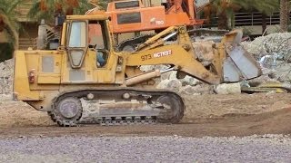 DOZER CATERPILLAR 973B LOADING TRUCKS WITH DEMOLITION DIRT BULLDOZER EXCAVATOR