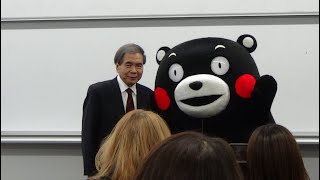 【くまモン学研究会】くまモン！蒲島郁夫前知事と再会で熱いハグ！くまモン誕生祭に来てくれる人ー？に蒲島前知事も「はーい！」