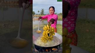 चाइनीज लड़की केले के गुच्छे को तेल मे तल रही है😲 #banana #food