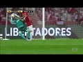 Tetra entre Diego Alves e D'alessandro em jogo Flamengo x Internacional pela Libertadores