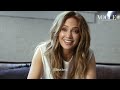Jennifer Lopez revela qué lleva en su bolso EN ESPAÑOL  Vogue México y Latinoamérica