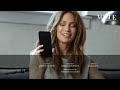 Jennifer Lopez revela qué lleva en su bolso EN ESPAÑOL  Vogue México y Latinoamérica