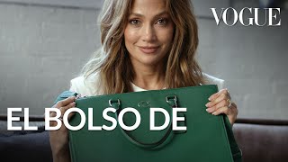 Jennifer Lopez revela qué lleva en su bolso EN ESPAÑOL | Vogue México y Latinoamérica