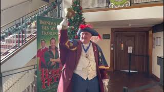 Oyez! He's Behind You! Town Crier Announces Robin Hood Spotted In Hastings Panto