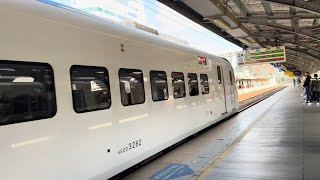 台鐵 新竹車站月台 117次 新自強號 列車離站「自強（3000）117（山線）09:33 基隆 - 15:29 潮州 每日行駛。本班次第4節至第9節車廂為自由座車廂，非持本班次車票旅客，請勿搭乘」