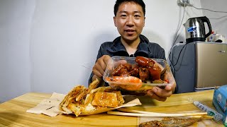 一份肉菜配上酱香饼，小哥今天改善伙食，美味