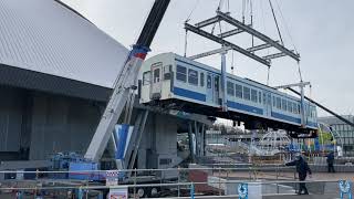 西武101系、メットライフドームに吊り上げ設置の瞬間｜鉄道ニュース