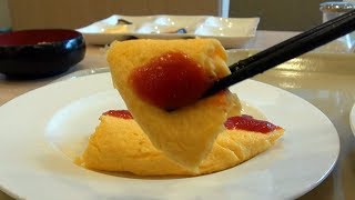 Breakfast at Keio Plaza Hotel 京王プラザホテル八王子のバイキング朝食オムレツが黄色でまたハンバーグカレーを食べるみみさんも黄色:Gourmet Reportグルメレポート