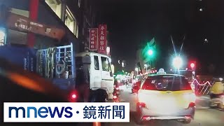 換車道狂叭沿路嗆　騎士敲破小黃車窗噴辣椒水｜#鏡新聞