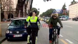 8 marsi, Policia Rrugore shpërndan buqeta me lule për drejtueset femra 8 marsi, Policia Rrugore shpërndan buqeta me lule për drejtueset femra