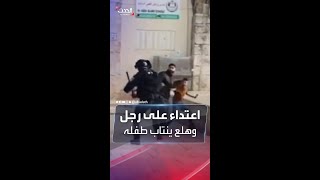 طفل مرعوب لحظة الاعتداء على والده في المسجد الأقصى