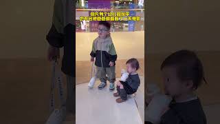 要看电影？那就看呗～又不花钱.哈哈 爸爸的带娃小妙招。哈哈人类幼崽观察团 人类幼崽迷惑行为大赏 宝爸带娃 带娃小妙招