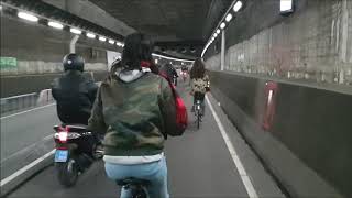 Fietsen door de IJtunnel in Amsterdam