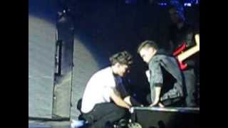 One Direction - Liam and Louis playning with fart bag, Antwerp