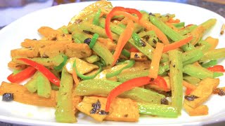 Stir-fried Bitter Melon with Dried Tofu（苦瓜炒香干）- 苦中带着些许甜味和辣味，香干柔软细腻，苦瓜清脆爽口，非常好吃又健康