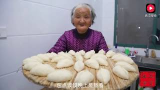 面食最好吃的做法，90岁外婆裹上黑芝麻，地灶一蒸，刚出锅抢着吃