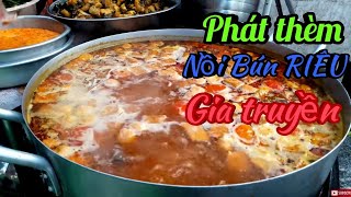 Phát thèm với nồi bún riêu trên vỉa hè của chị 2 Sài Gòn | Heo Ham Ăn