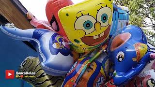 Penjual balon karakter terbang, balon gas udara, balon warna warni lucu