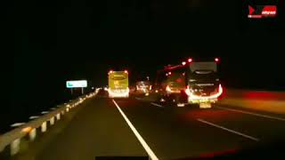 Aksi bus malam  balapan  di jalan tol .