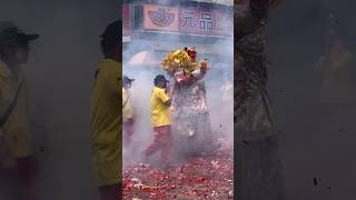 入廟，莊儀團千順將軍震撼無比的犁炮，北港朝天宮媽祖聖誕遶境祈安。