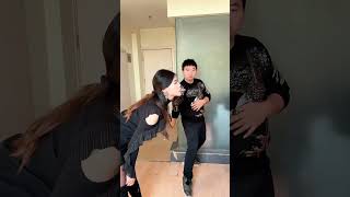 男子表演用双截棍打掉美女嘴里的香烟Knock the cigarette out of the beauty's mouth with nunchucks#搞笑 #缘分 #funny #kungfu