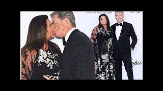 Breaking News 24H -Pierce Brosnan locked his lips with his wife Keely Shaye Smith at amfAR Gala