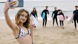 100 jovens são enganados e levados para uma ilha misteriosa sem saber o que os espera