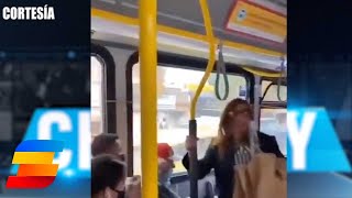 VIRAL: Mujer escupe a joven en autobús, este la arroja a la calle