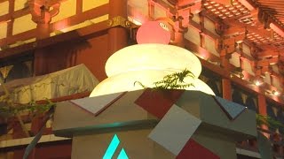 巨大鏡餅が夜に輝く 浅草寺で豊穣願うオブジェ