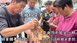 潍坊大叔卖熟食真霸道，割下的肉不买不行，顾客还抢购，也是服了