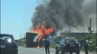 Polignano, camion carico di pallet prende fuoco sulla SS16 - IL VIDEO