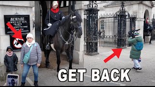 Two Tourists Disrupt Changing of the Guard; Police and Guard Quickly React ❌❌